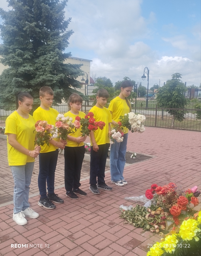 Возложение цветов к памятнику «Братские могилы» в станице Каргинской